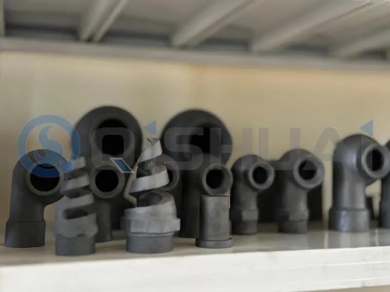 Shandong Qishuai ၏လက်ရာ- Silicon Carbide Nozzles - စက်မှုလုပ်ငန်းသုံး နှင့် သံချေးတက်ခြင်းဆိုင်ရာ စိန်ခေါ်မှုများအတွက် တစ်ခုတည်းသောဖြေရှင်းချက်။